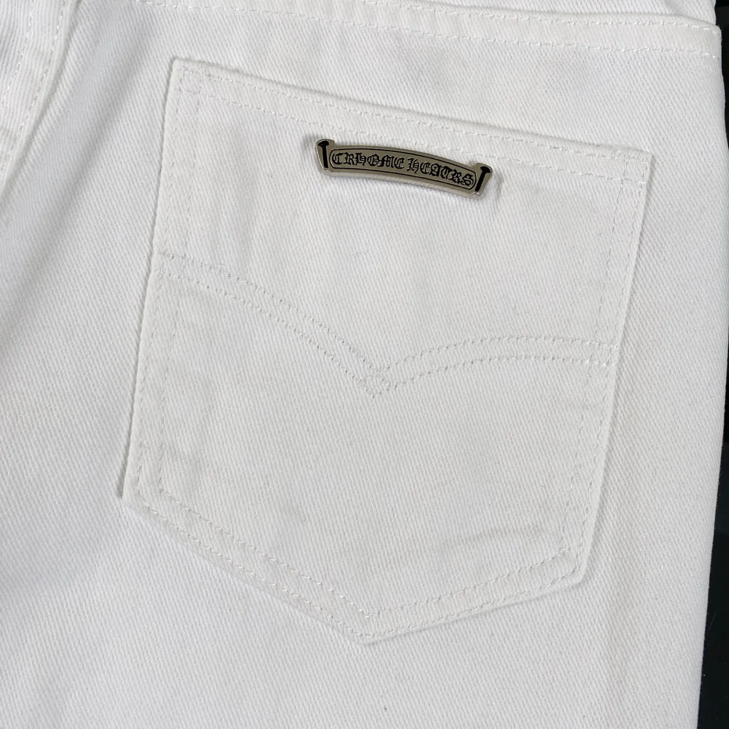 P240 chrome hearts Chrome Hearts 2025 new London limited apple green cross patch leather white jeans vi Top heavy industry fashionable design] Consistent high street luxury style creation. Speaking of this style, the Zangyin family and GU family are definitely the leading representative brands. Especially the Zangyin family has really achieved a state-of-the-art effect in creating high street style. The unique washed material is used to create this style. The color system is quite eye-catching. After it is decorated with patchwork cross flowers, it cleverly highlights the charm of the brand. Secondly, this style uses classic The classic high-waist cutting design highlights the long legs and fashionable temperament of the upper body. The brand is highly recognizable and the slim fit configuration is more suitable for daily wear. It is a product that interprets personality, fashion, and specifications at a glance. This single product is enough to make any fan excited. It can be a white T-shirt for youthful preppy style, or a tight suspender for lady style. It has strong matching ability and can be easily controlled by men.  [Materials and craftsmanship] Needless to say, this point goes without saying. As an excellent craftsman brand, Zangyin’s requirements for details and craftsmanship are really perfect. The washed color of this model has gone through so many processes, not to mention the embellishment of denim appliques. It is also purely hand-made and sewn. Just like what they believe in, only hand-made things have soul and have the meaning of wear. A top-notch heavy-duty fashionable denim item, I look forward to your perfect interpretation! !  Size:28-34